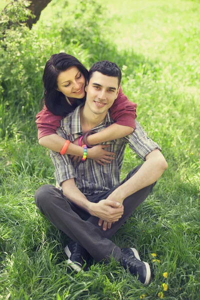 Casal Relaxante na grama verde — Fotografia de Stock