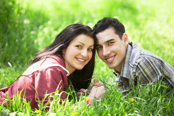 Coppia Relax su erba verde Foto Stock