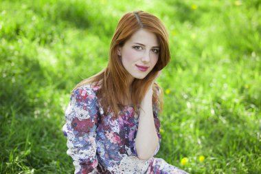 Çimlere uzanmış güzel kız.