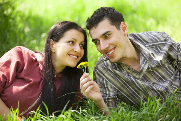 Couple Relaxing on Green Grass.Park. — Stock Photo, Image
