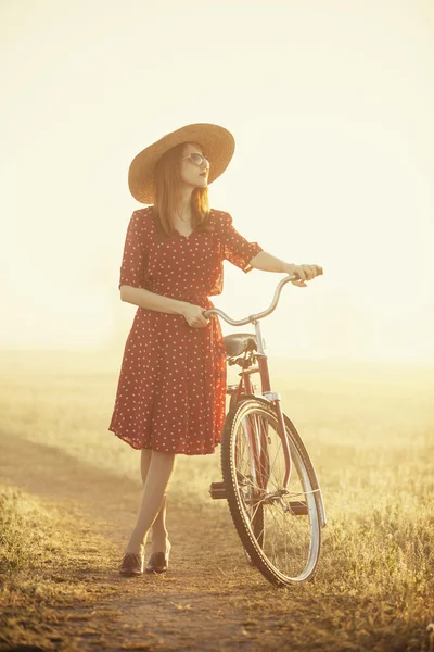 日の出時刻の田園地帯でバイクに女の子 — ストック写真