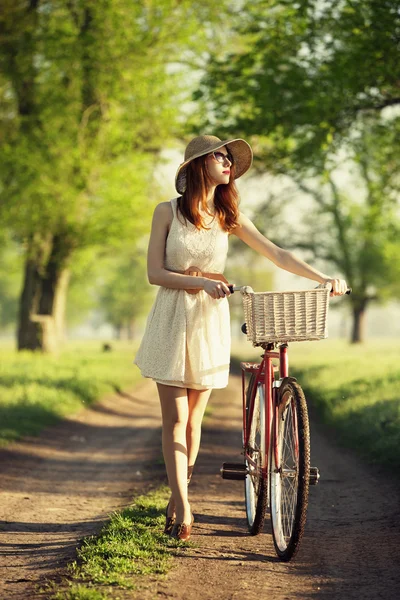 Chica en una bicicleta en el campo — Foto de Stock