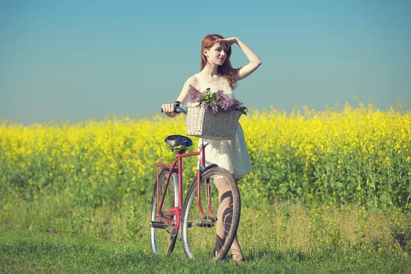 Menina de bicicleta no campo — Fotografia de Stock