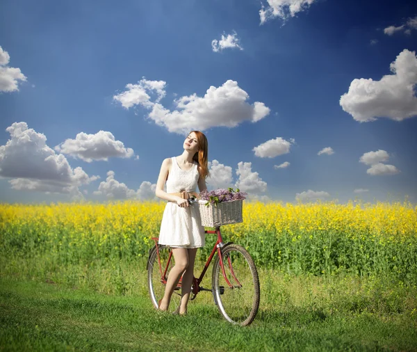 Mädchen auf dem Fahrrad auf dem Land — Stockfoto