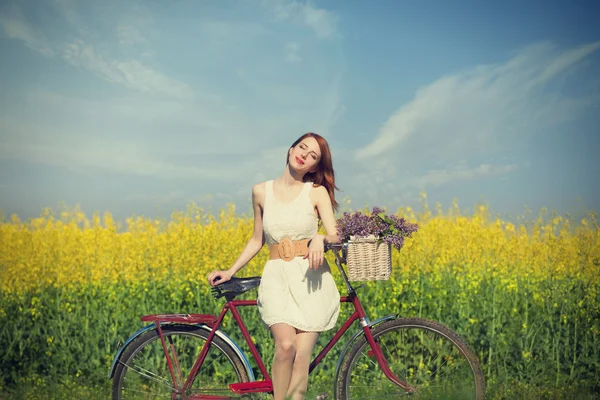 Ragazza in bicicletta in campagna — Foto Stock