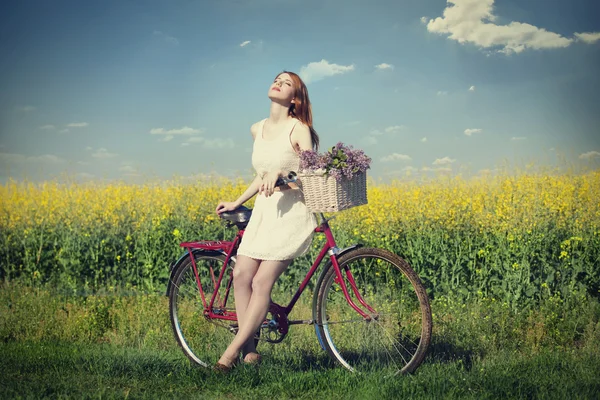 Fille sur un vélo dans la campagne — Photo