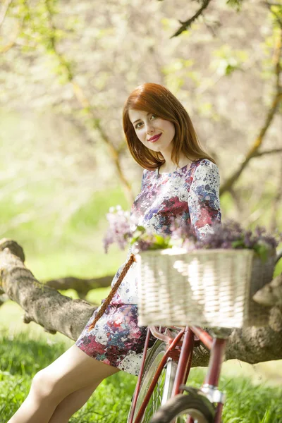 Fille sur un vélo dans la campagne — Photo