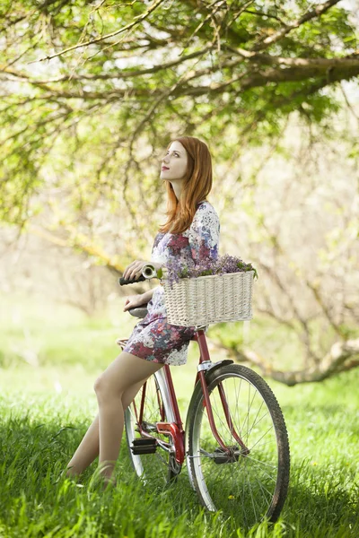 Menina de bicicleta no campo — Fotografia de Stock