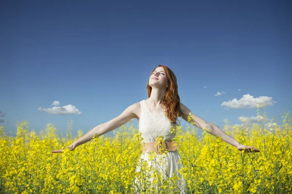 Ragazza rossa sul campo — Foto Stock