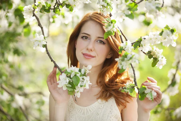 Adolescente menina perto de árvore de flor — Fotografia de Stock