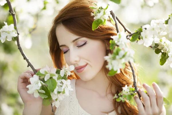 Ragazza adolescente vicino albero di fiori — Foto Stock