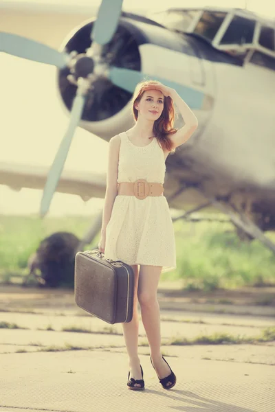 Ragazza solitaria con valigia vicino all'aereo . — Foto Stock