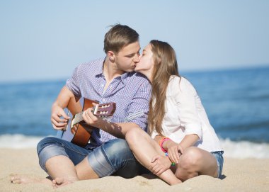 genç adam ve kadın gitar ve bir plaj portre