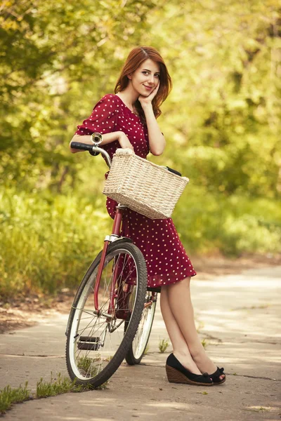 Vacker flicka med cykel på landsbygden. — Stockfoto
