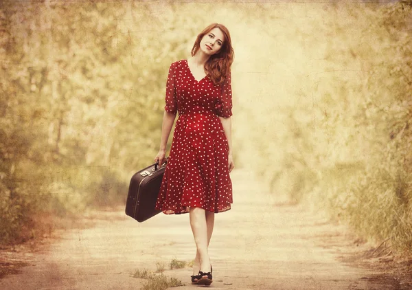 Fille rousse avec valise à l'allée de l'arbre . — Photo