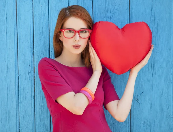 Style girl with toy heart — Stock Photo, Image