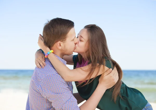 Portré, fiatal férfi és a nő a tengerparton csók — Stock Fotó