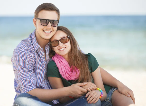 Porträtt av ung man och kvinna på en strand — Stockfoto