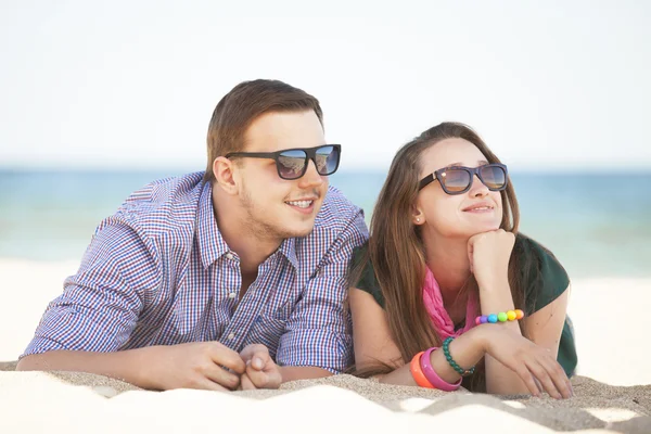 Ritratto di giovane uomo e donna su una spiaggia — Foto Stock