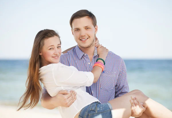 Portrét mladého muže a žena na pláži — Stock fotografie