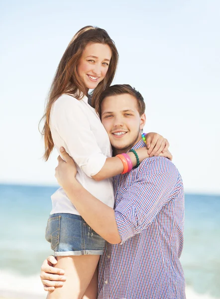 Ritratto di giovane uomo e donna su una spiaggia — Foto Stock