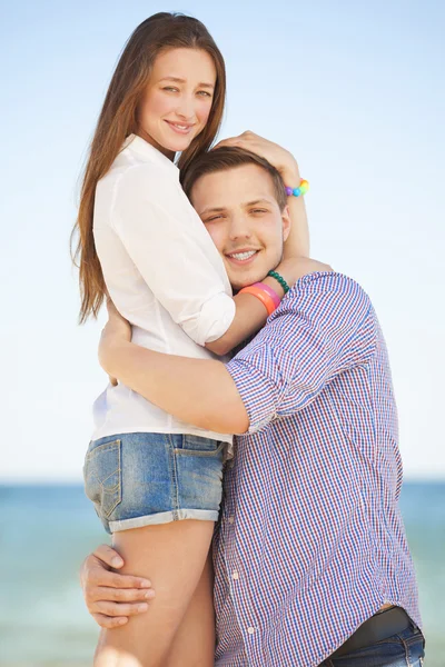 Porträtt av ung man och kvinna på en strand — Stockfoto