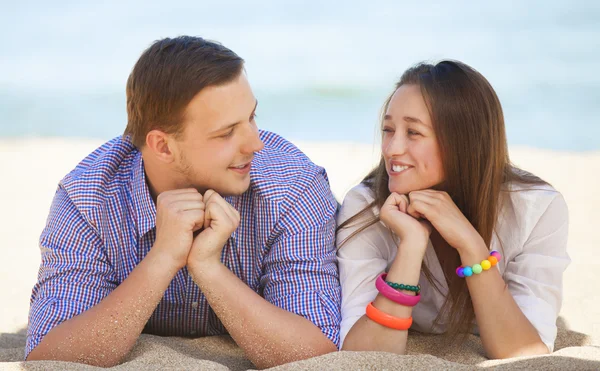 Retrato de hombre y mujer jóvenes en una playa — Foto de Stock