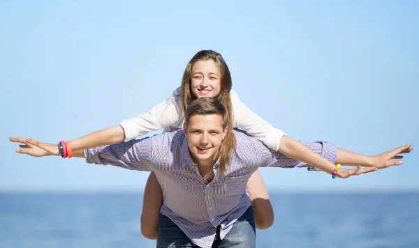 Portrait de jeune homme et femme sur une plage — Photo