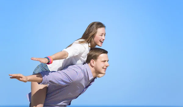 Porträt eines jungen Mannes und einer jungen Frau am Strand — Stockfoto