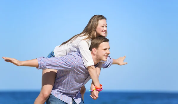 Ritratto di giovane uomo e donna su una spiaggia — Foto Stock