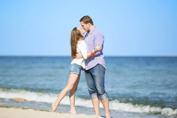 Ritratto di giovane uomo e donna che si baciano su una spiaggia — Foto Stock