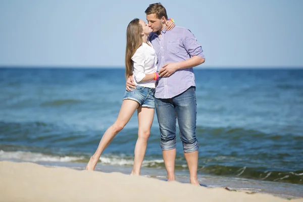 Portré, fiatal férfi és a nő a tengerparton csók — Stock Fotó