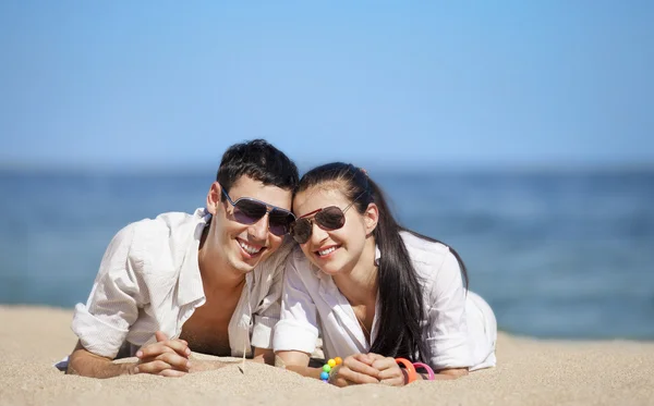 Belo casal na praia — Fotografia de Stock