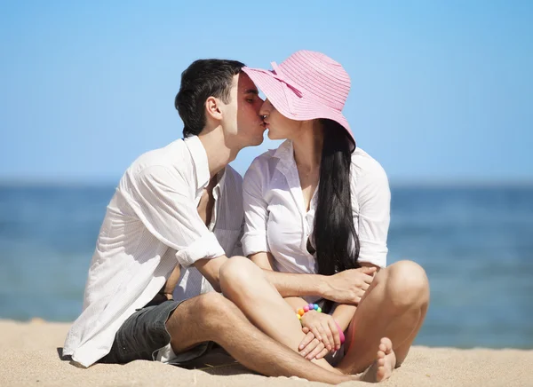 Belo casal beijando na praia . — Fotografia de Stock