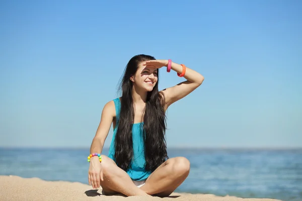 Mooi meisje op het strand — Stockfoto