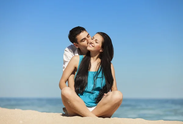 Schönes Paar küsst sich am Strand. — Stockfoto