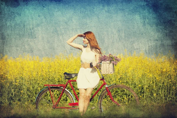 Menina de bicicleta no campo. — Fotografia de Stock