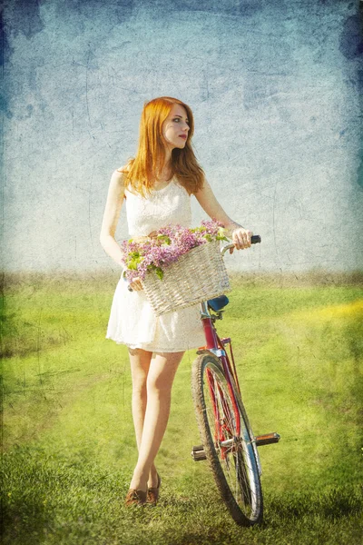Meisje op een fiets op het platteland. — Stockfoto