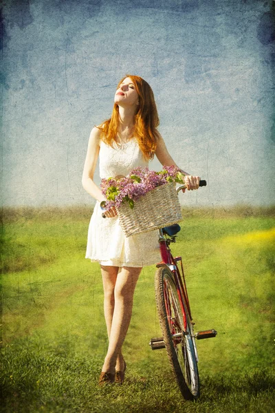 Menina de bicicleta no campo. — Fotografia de Stock