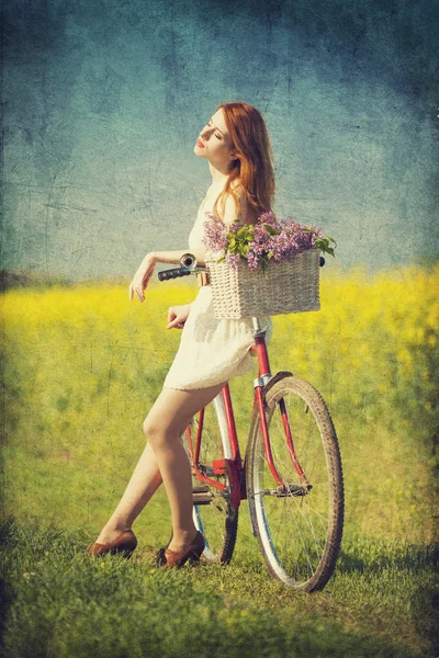 Meisje op een fiets op het platteland. — Stockfoto
