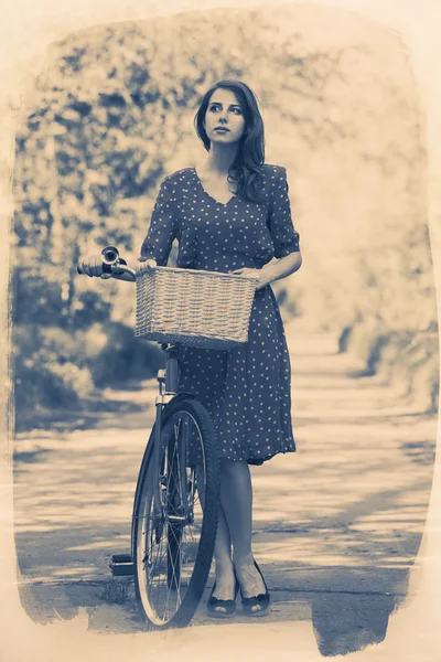Vacker tjej med cykel på landsbygden. Vintage. — Stockfoto