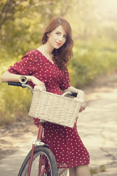 Schöne Mädchen mit Fahrrad auf dem Land. Jahrgang. — Stockfoto
