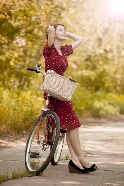 Mooi meisje met fiets op platteland. Vintage. — Stockfoto