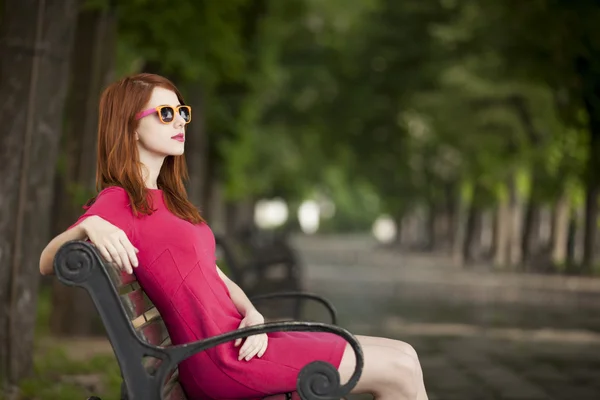 Divertente ragazza hipster sulla panchina in strada — Foto Stock