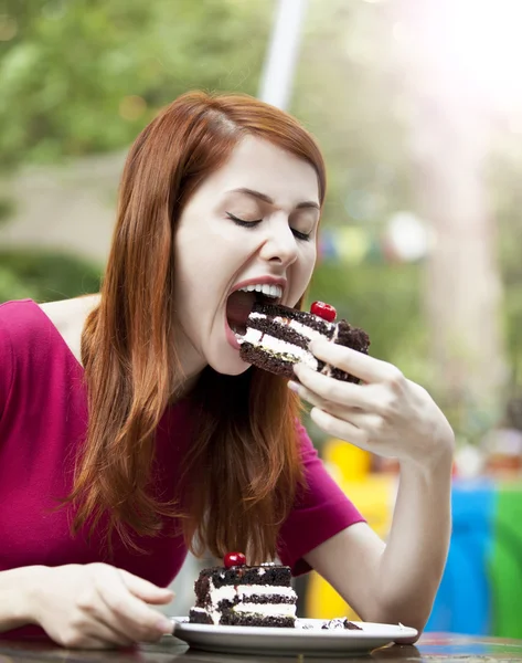 Estilo chica pelirroja con pastel y taza — Foto de Stock