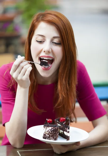 케이크와 컵 스타일 빨강 머리 소녀 — 스톡 사진