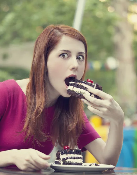 Stile ragazza rossa con torta e tazza — Foto Stock