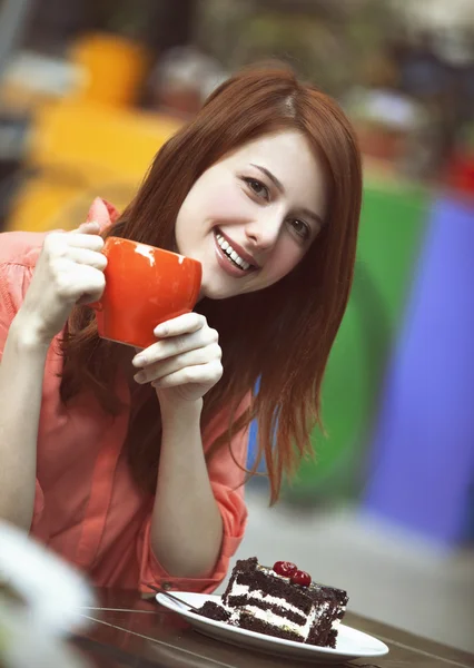 Styl rusovláska dívka s dort a pohár — Stock fotografie