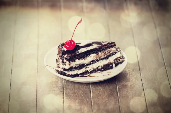 Bolo de cereja. Foto no velho estilo de imagem de cor vintage. Foco em ch — Fotografia de Stock