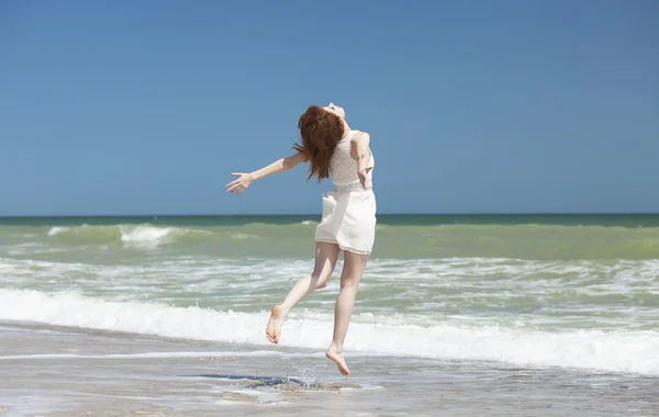 Ragazza rossa sul becco in primavera — Foto Stock